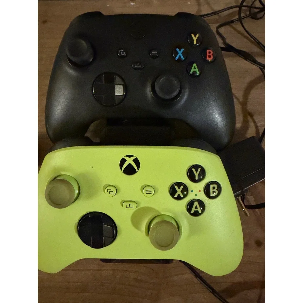 Microsoft Xbox Series X S Wireless Controllers Electric Volt Black Charging Dock